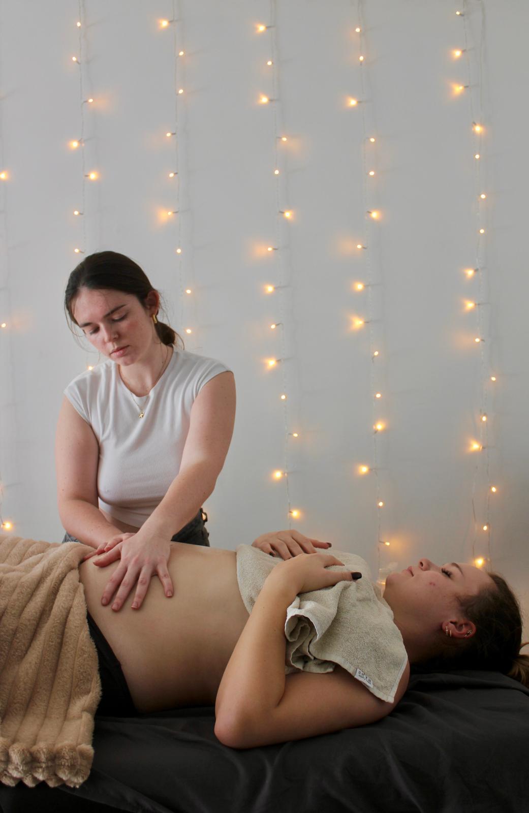 Massage des jambes d'une femme enceinte